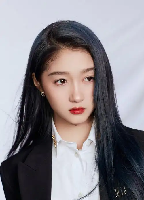 关晓彤黑色西装搭皮裙气质酷飒冷艳惹人怜