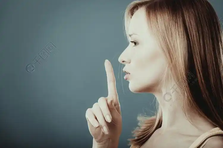 特写女人要求沉默或保密与嘴唇嘘手势手指,在蓝色背景