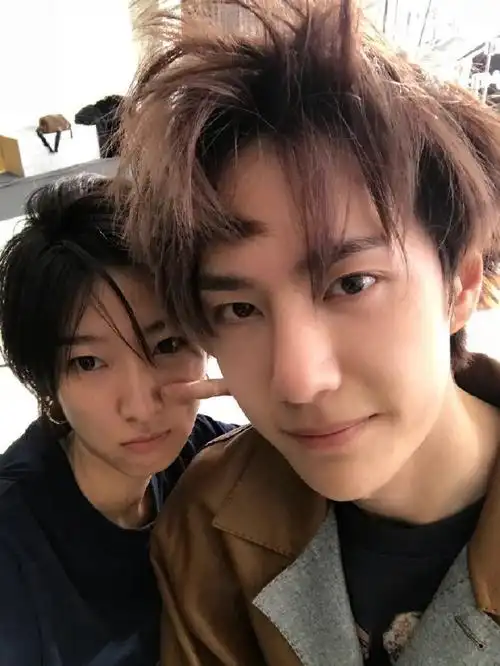 王一博早期与素人合照##王一博夹棒棒糖棍旧照