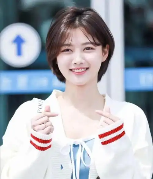 说到氛围感不禁想起去年金裕贞这个嫩出水的少年短发,请把盐系甜妹打