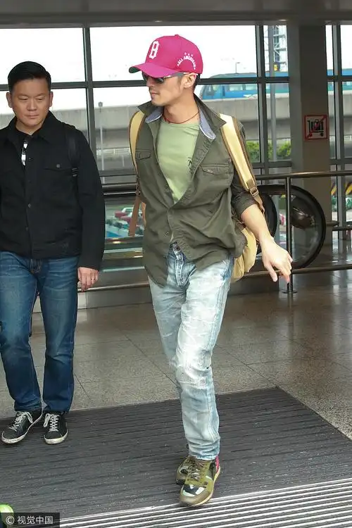 搜狐娱乐讯(视觉中国/图文)6月14日, 谢霆锋现身机场,戴上红帽黑超的