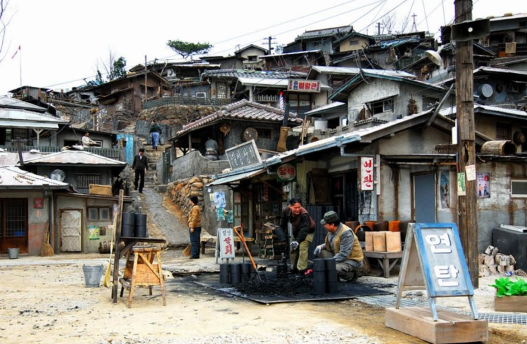 上世纪60年代的韩国是十分贫穷的民众的生活水平还不如邻国