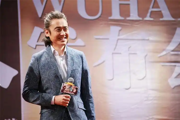 丸子头吴秀波现身武大