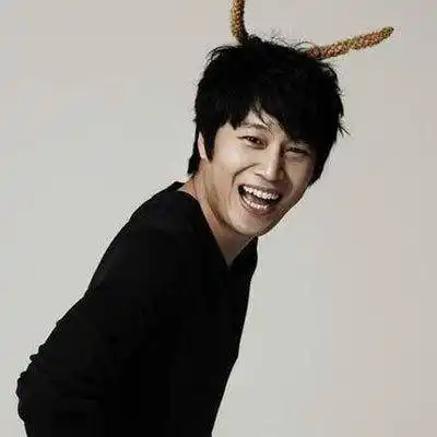 他是韩国的"周星驰",两部电影奠定了他韩国"喜剧之王"的地位