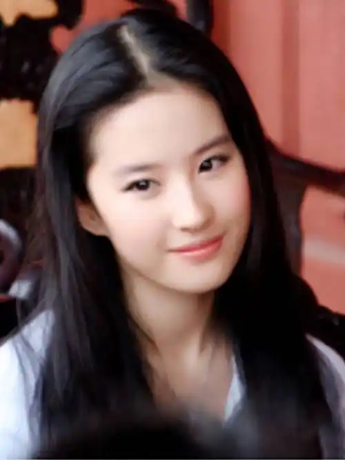 冻龄女神刘亦菲15岁花絮流出,彩色低身材连衣裙,发丝飞舞清纯可人