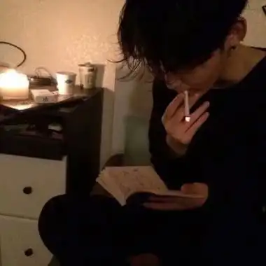 抽烟头像男生霸气十足霸气冷酷叼烟