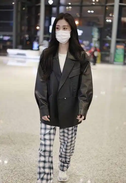 原创张碧晨的机场私服好显气质怼脸拍都不怕廓形皮衣真显个性