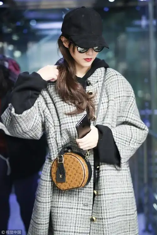 唐嫣穿格子大衣斜跨包包上演机场秀 红唇魅惑甜笑露酒窝