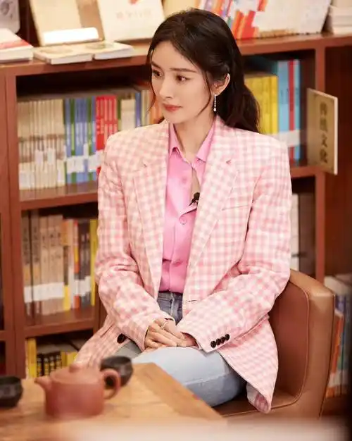 杨幂不愧是"私服女王",穿搭可日常可职场,俏皮与干练并存