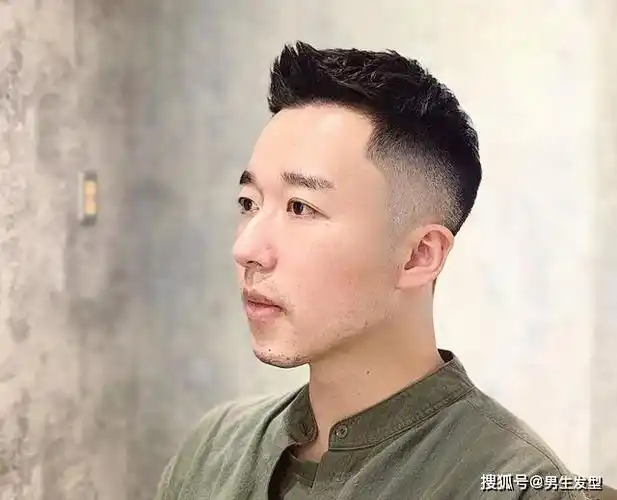 第4款:"两边铲光"小飞机头发型