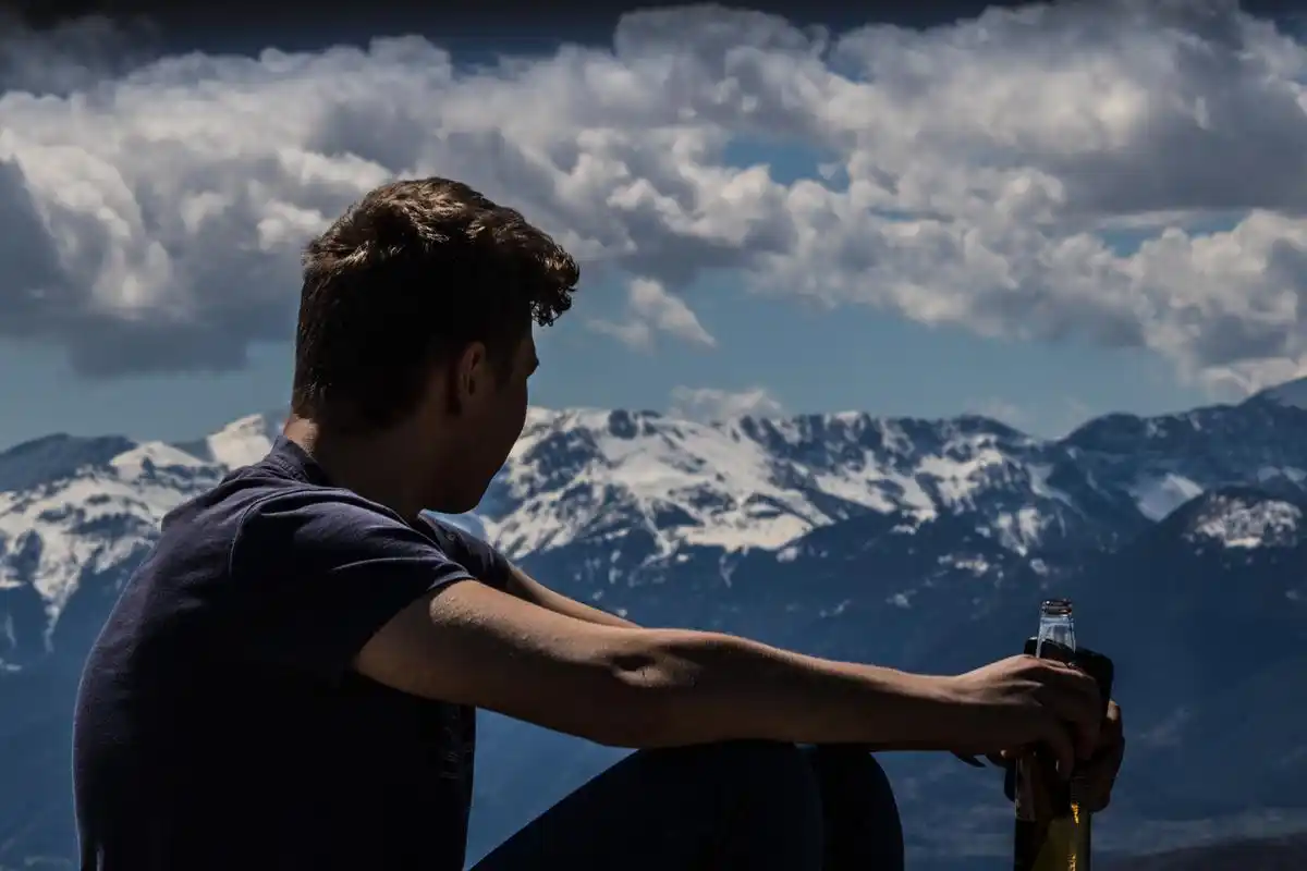 回车桌面>电脑壁纸>摄影>时光记忆>一个男人独自喝酒难过图片> > 电脑