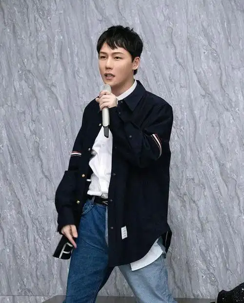 原来#刘维#曾经在jyp待过,而且刘维的伴舞是泫雅! 次元破壁!