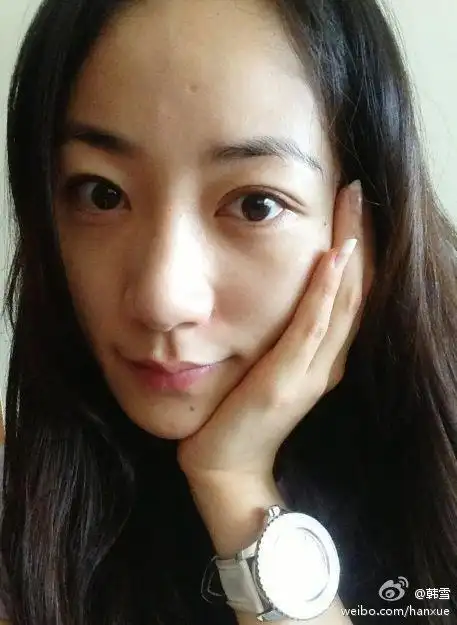 35岁韩雪素颜无修图曝光,脸和手是两种颜色,网友:这叫皮肤好?