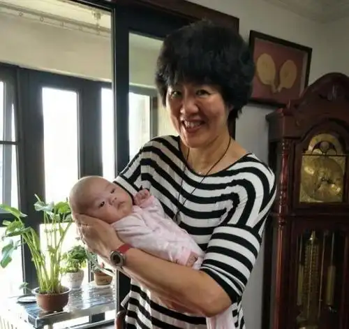 40岁周苏红现状,离开瘫痪前夫后,嫁大八岁富豪,如今身居高位