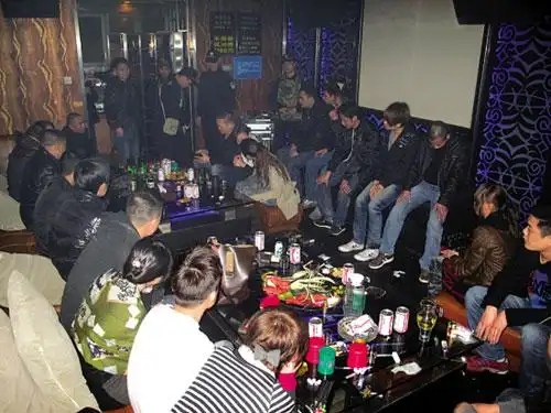 保安拉帮结派成立"黑帮" 招兵买马实弹训练(图)