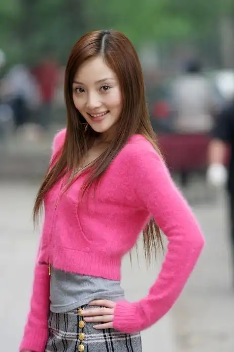 把头发打薄然后李小璐的这种挺好看的  比较淑女