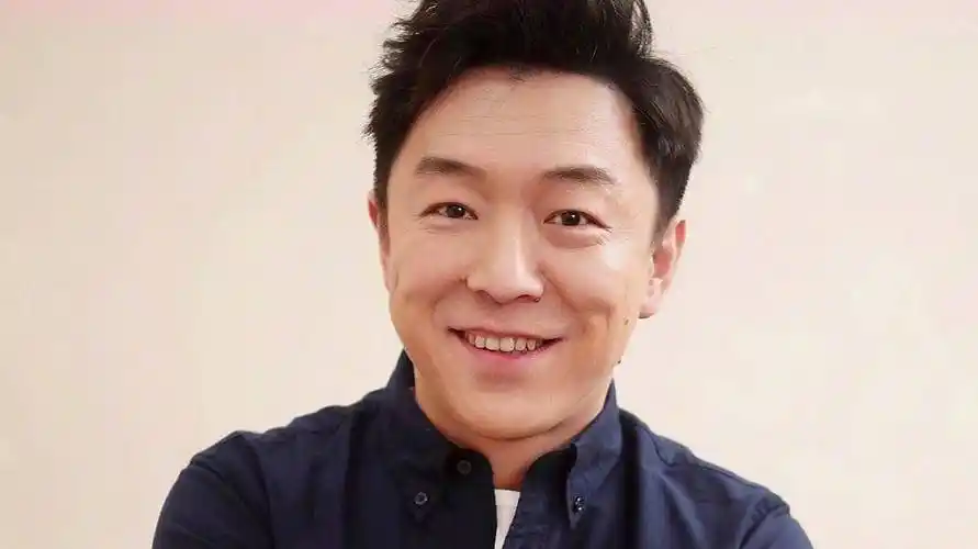 有一个北京的朋友突然给黄渤打电话,说有事情,让他赶紧来北京,黄渤问