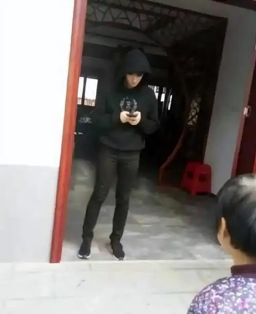 尤其是杨洋的那辆豪华轿车,更是吸引了所有人的目光.