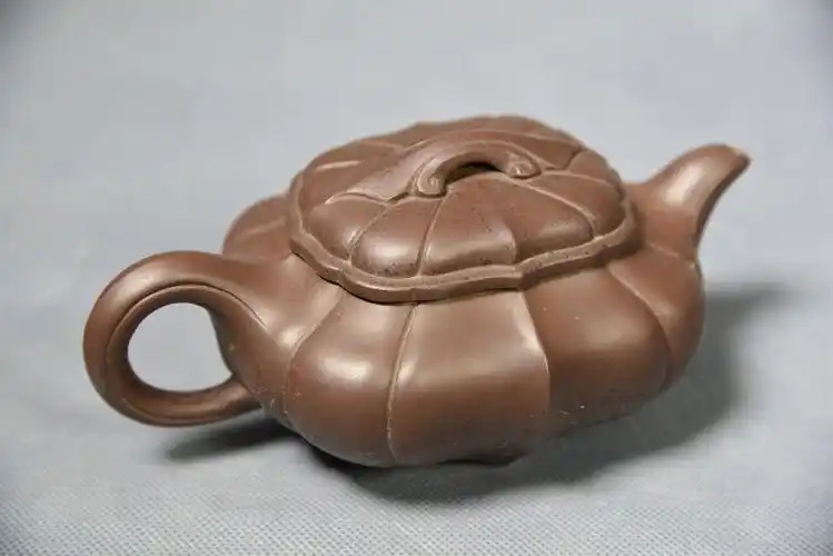 施小马紫砂瓜棱长腹壶