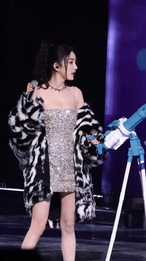 一场跨年演出,杨幂所遭受的"性凝视",在她身上体现的淋漓尽致_表演