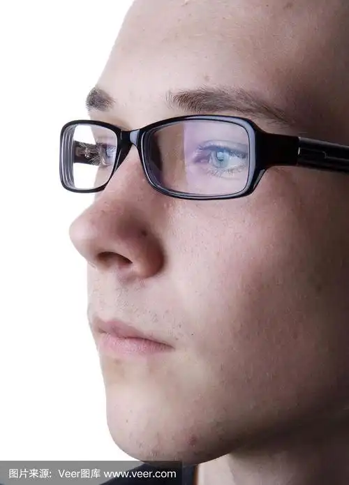 带眼镜的侧面照片
