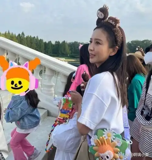 佟丽娅与7岁可爱女儿出游,首次曝光朵朵面容,似陈思诚一样俊