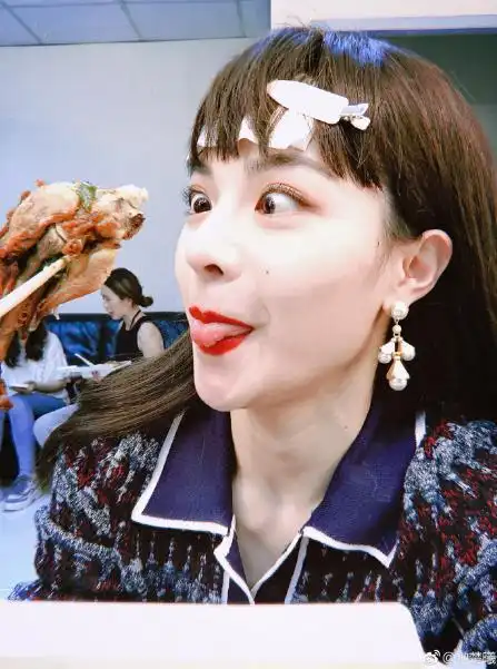 钟楚曦雷人发型毁形象,美食诱惑尽显吃货脸,搞怪表情笑翻网友!