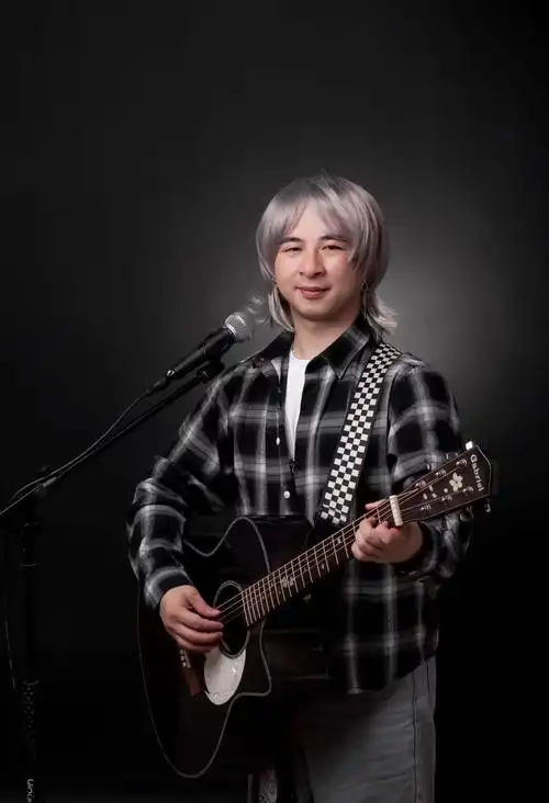 中国内地男歌手杨旭勇