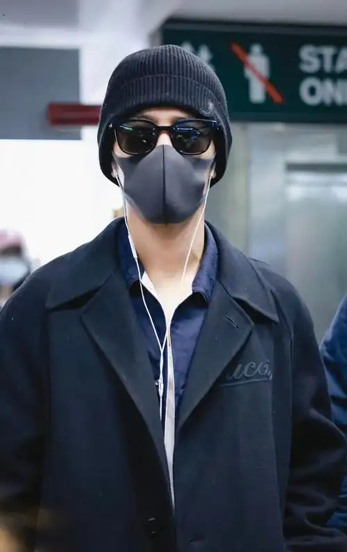 肖战抵达米兰黑色大衣渔夫帽行走的男模好帅啊