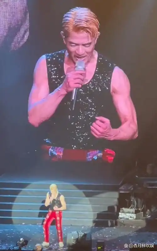 虽然放大了看,郭富城手上的青筋暴起,皮也有点松垮,但从亮出的肌肉看