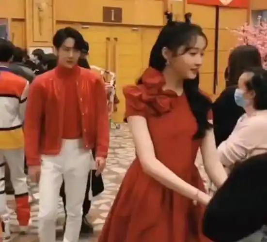 王一博春晚第二次联排,红衣白裤阳光帅气,头发是亮点_关晓彤_距离