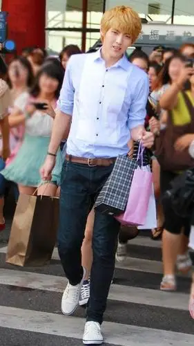 exo-吴亦凡,私搭,蓝色拼接长袖衬衫 黑蓝色修身小脚牛仔裤 棕色腰带