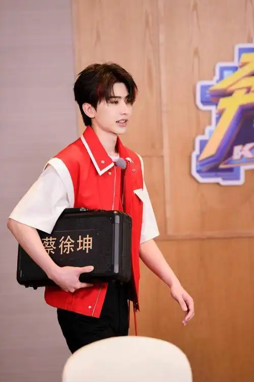 蔡徐坤奔跑吧正片播出被金靖逗到不敢说话耳朵都红了