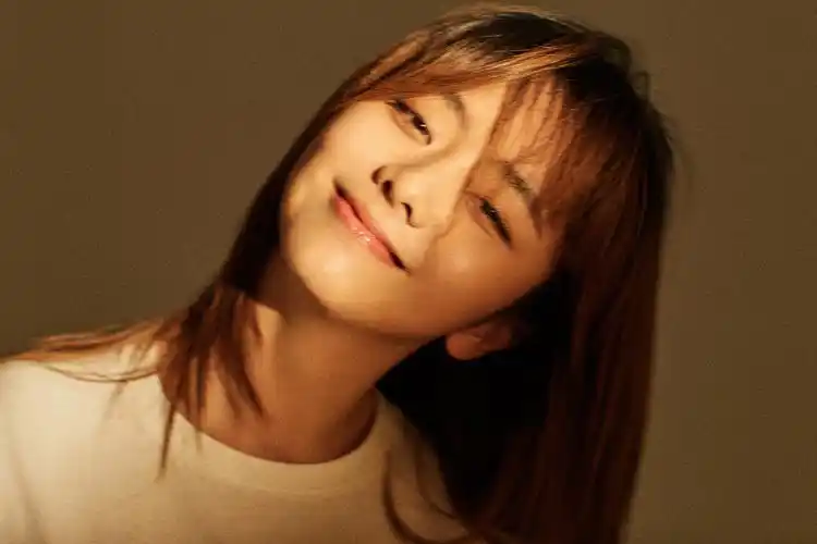 谭松韵生日写真曝光多种情绪转变充满故事感