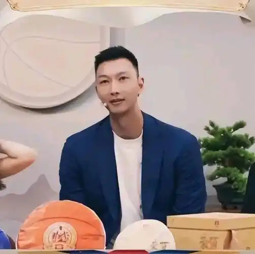 短裙彰显身材,34岁很感性,久居洛杉矶_荆灵_姚明_1