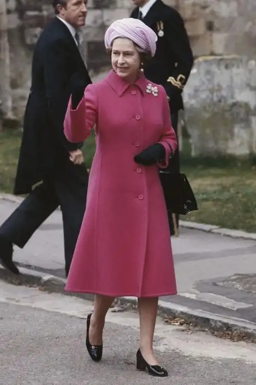 英国女王96岁了,她用衣橱守护英伦腔调|伊丽莎白二世|乔治六世|查尔斯