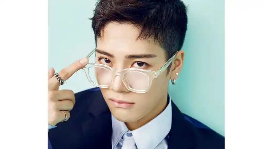 王嘉尔可爱帅气写真图片桌面壁纸高清大图预览2560x1440_大陆明星下载