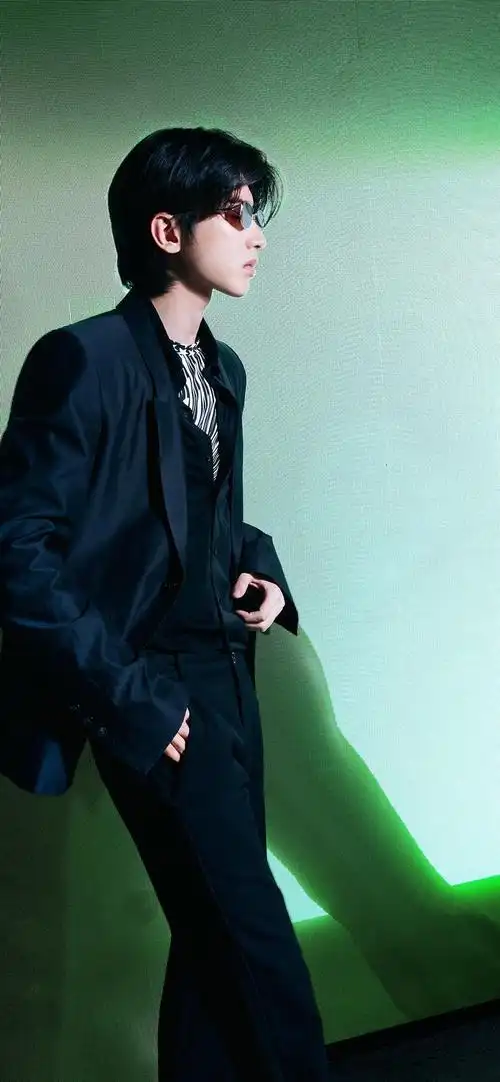 超有型蔡徐坤锁屏壁纸