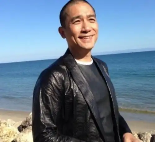 我们的男神梁朝伟真的是实至名归的,即使是现在娱乐圈里寸头发型