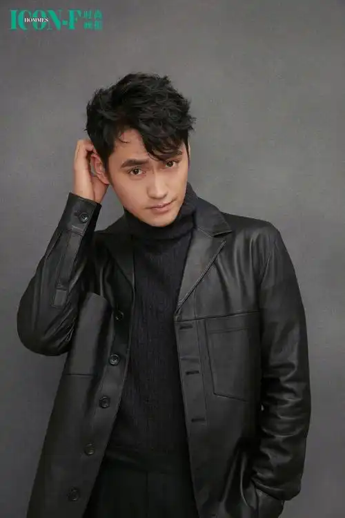 组图:袁弘为某杂志拍摄封面 展现熟男从容魅力