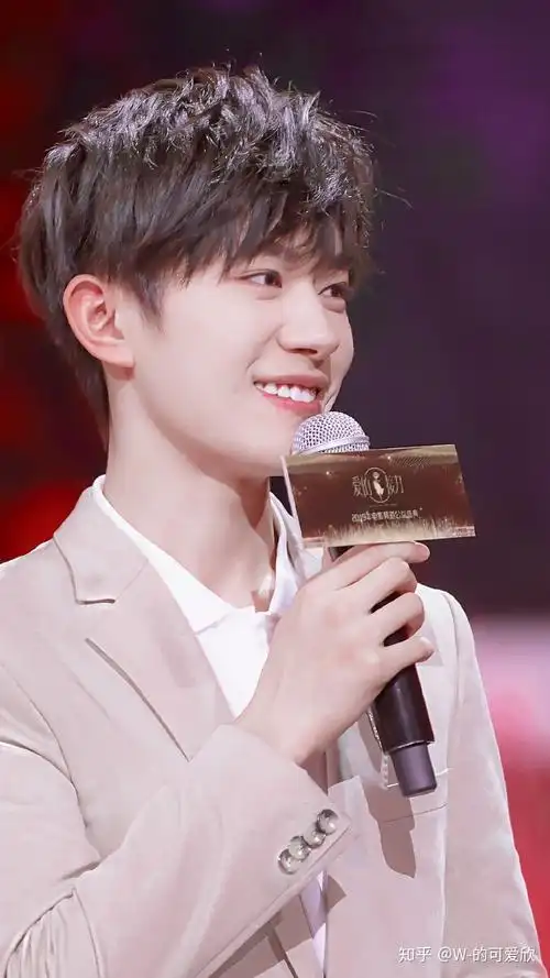 有没有易烊千玺的超甜梨涡照?