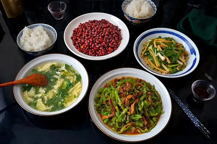 两个同事来吃饭,我简单做了三菜一汤,网友看了却直呼:太抠门了_手机