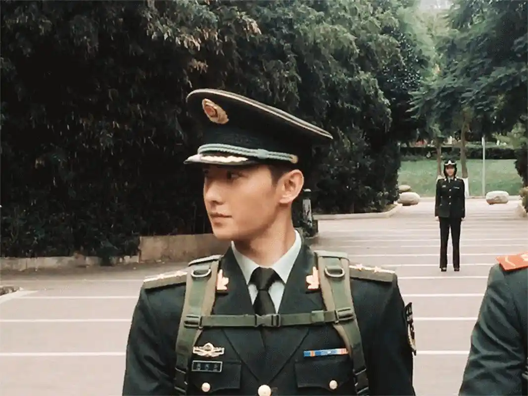 杨洋军装,轻轻秒了一切