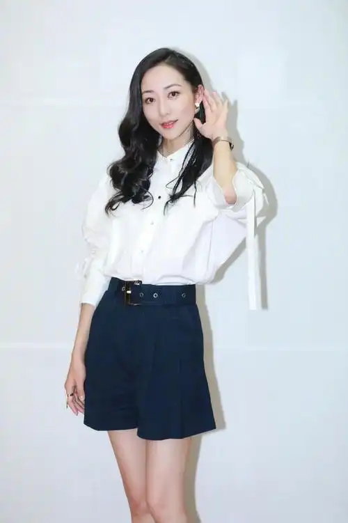 韩雪现身机场穿西装马甲配长裙文艺感十足长发尽显女神范