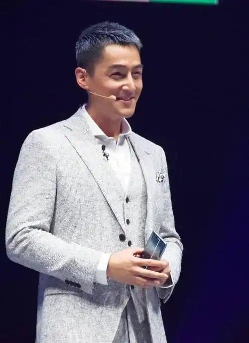 胡歌以寸头奶奶灰发型登场,那种自带追光的魅力,清爽帅气的熟男范儿