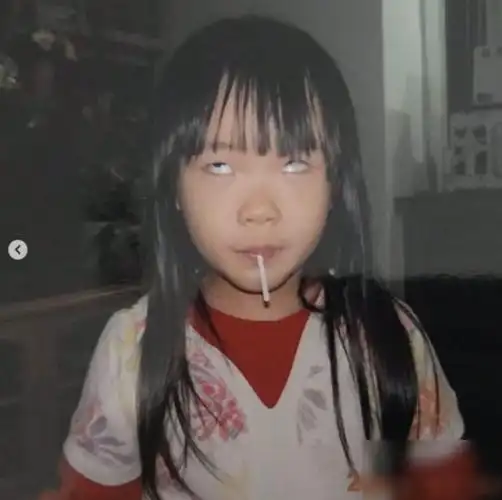 打扮也很普通,就是一个邻家小女孩,十分可爱