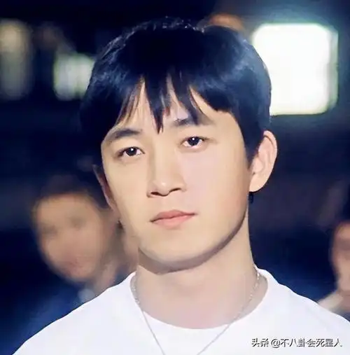 和黄磊一样,年轻时也是高颜值男星,仔细看潘粤明年轻时的五官,从眼睛