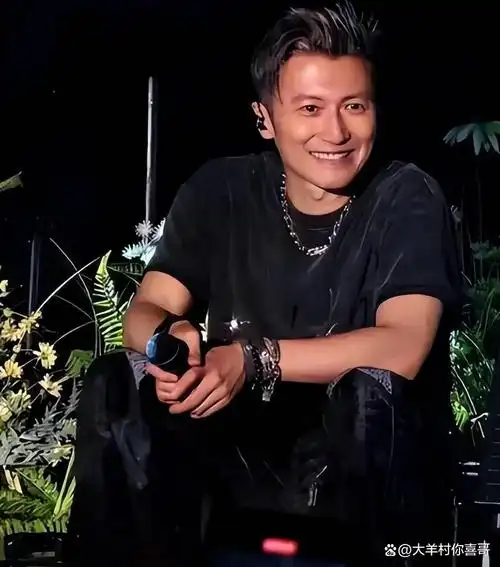 王菲谢霆锋机场同框引热议