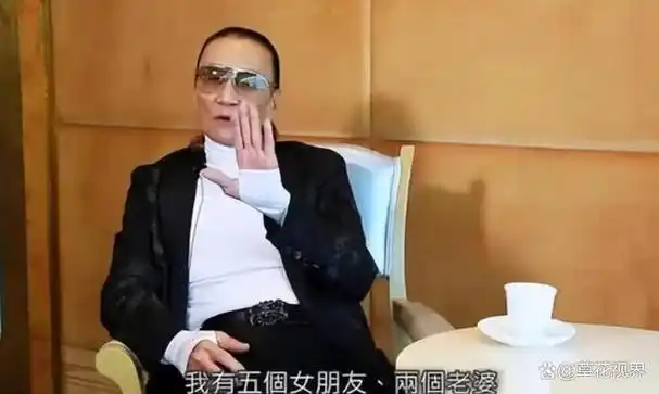 剧照出演杨铁心的是谢贤,50年代成名,曾与沈殿霞,邓光荣,秦祥林等七人