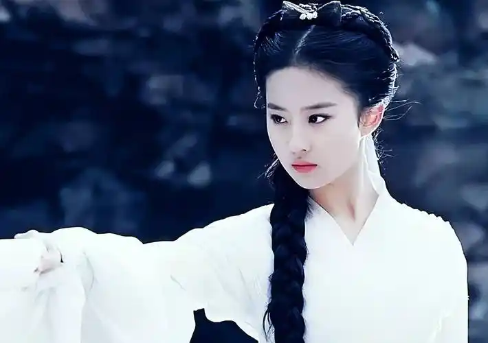 出演《天龙八部》,在剧中饰演王语嫣,这是刘亦菲的首部古装剧,古装